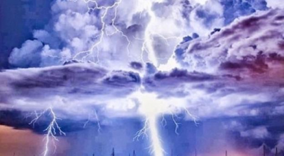 Ngôi làng kỳ lạ liên tục bị sét đánh