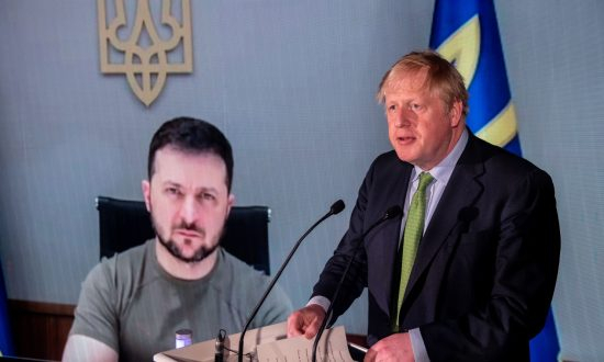 1 Anh Chi Them Gan Gap Doi Vien Tro Quan Su Cho Ukraine