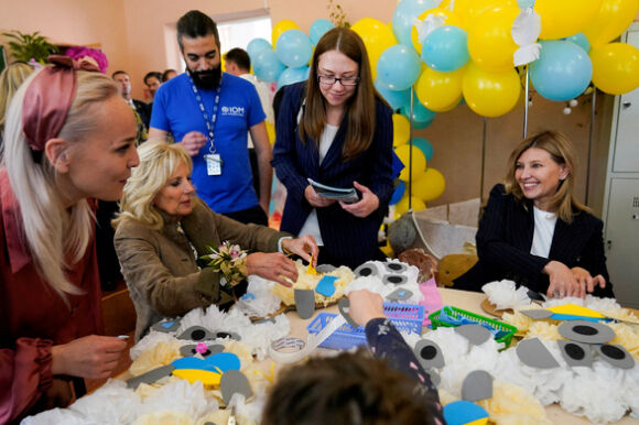 5 De Nhat Phu Nhan My Bi Mat Sang Ukraine Bang Xe Hoi