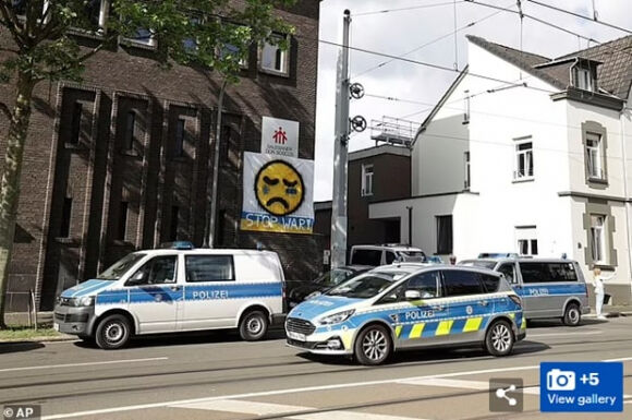 1 Duc Chan Dung Am Muu Danh Bom Nham Vao Truong Hoc O Essen