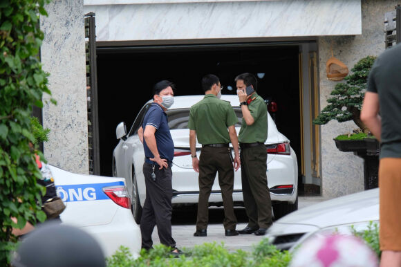 2 Tam Giu 4 Xe Sang Tai Biet Thu Cua Nguyen Chu Tich Tpha Long Pham Hong Ha