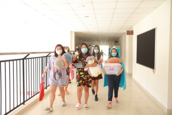 3 Nu Hieu Truong Mac Do Ngu Di Lam