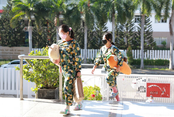 4 Nu Hieu Truong Mac Do Ngu Di Lam