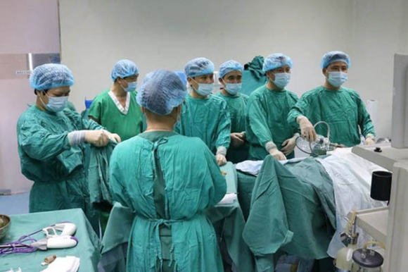 1 Mot Cap Vo Chong Nhap Vien Cap Cuu Vi Uong Nham Nuoc Lam Mat Dong Co O To