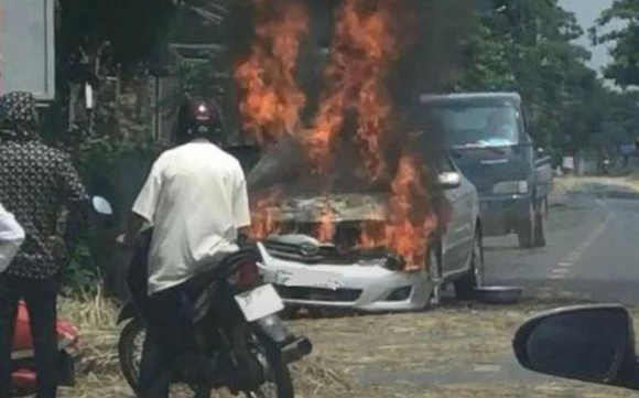 1 O To Dang Chay Tren Duong Bat Ngo Boc Chay Gia Dinh 4 Nguoi May Man Thoat Nan