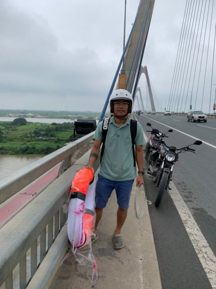 2 33 Chiec Phao Cuu Sinh Xuat Hien Tren Cac Cay Cau O Ha Noi Va Cau Chuyen Y Nghia Dang Sau