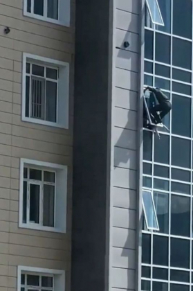 2 Kazakhstan Thot Tim Nguoi Dan Ong Lieu Mang Cuu Be Gai Sap Roi Tu Cua So Tang 8