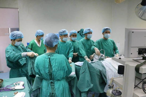 2 Mot Cap Vo Chong Nhap Vien Cap Cuu Vi Uong Nham Nuoc Lam Mat Dong Co O To