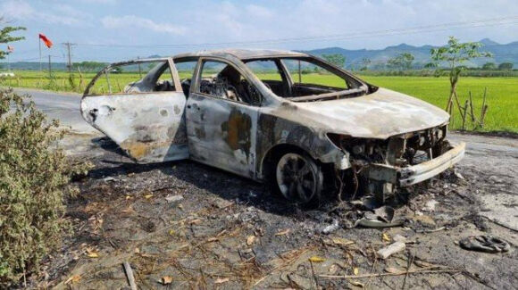 2 O To Dang Chay Tren Duong Bat Ngo Boc Chay Gia Dinh 4 Nguoi May Man Thoat Nan