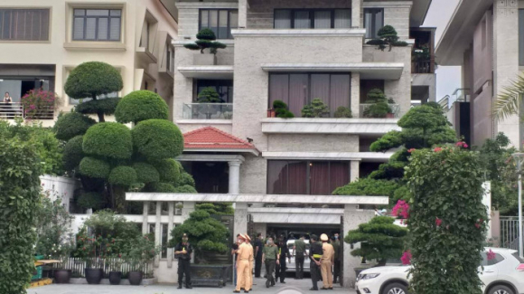 3 Can Canh Biet Phu Trieu Do Va Dan Xe Sang Cua Nguyen Chu Tich Tp Ha Long