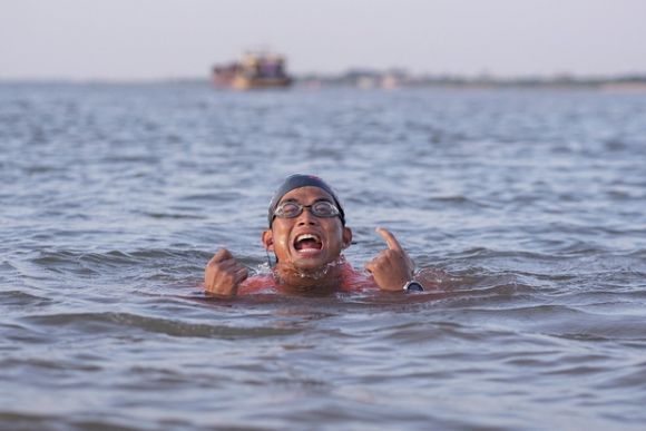 4 33 Chiec Phao Cuu Sinh Xuat Hien Tren Cac Cay Cau O Ha Noi Va Cau Chuyen Y Nghia Dang Sau