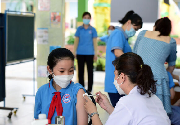 1 Phu Huynh Lo Lang Khi Biet Con Tiem Vac Xin Covid 19 Da Het Han Bo Y Te Noi Gi