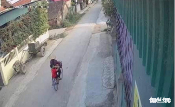 1 Hinh Anh Cuoi Cung Cua 2 Me Con Truoc Khi Phat Hien Thi The Noi Tren Song