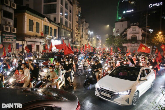 10 Nguoi Ham Mo Nhuom Do Moi Neo Duong Mung Viet Nam Vo Dich