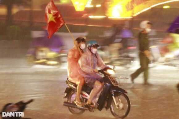 12 Nguoi Ham Mo Nhuom Do Moi Neo Duong Mung Viet Nam Vo Dich