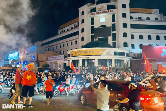 14 Nguoi Ham Mo Nhuom Do Moi Neo Duong Mung Viet Nam Vo Dich