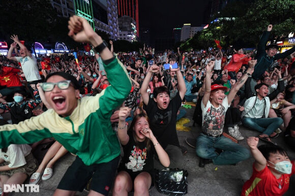 19 Nguoi Ham Mo Nhuom Do Moi Neo Duong Mung Viet Nam Vo Dich