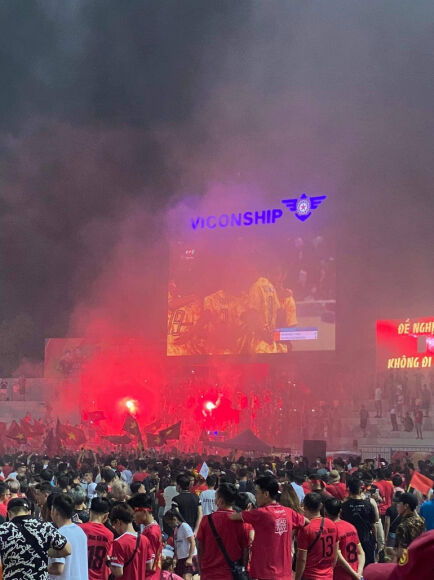 21 Nguoi Ham Mo Nhuom Do Moi Neo Duong Mung Viet Nam Vo Dich