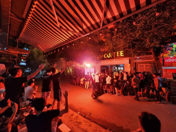 22 Nguoi Ham Mo Nhuom Do Moi Neo Duong Mung Viet Nam Vo Dich