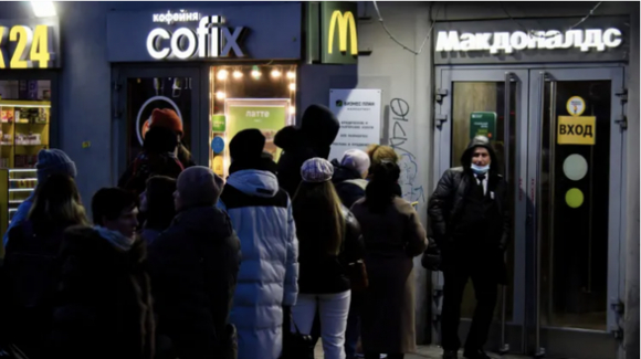 2 32 Nam Tinh Cam Cua Nguoi Nga Danh Cho Banh Mi Kep Thit Mcdonalds