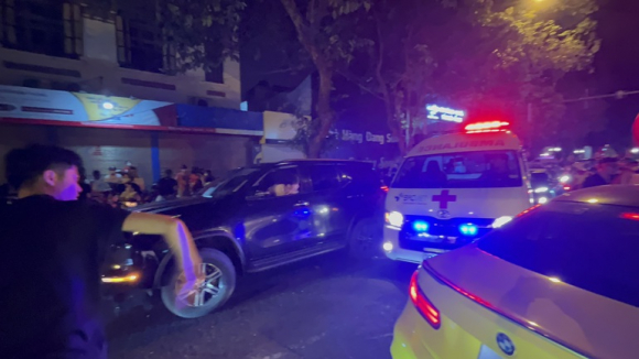 2 Nguoi Ham Mo Nhuom Do Moi Neo Duong Mung Viet Nam Vo Dich