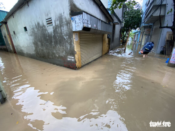 2 Mua Ngot Ba Con Ngoai Thanh Ha Noi Van Loi Bi Bom Trong Nuoc Ngap
