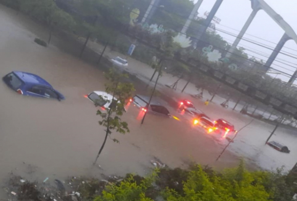 2 Nhieu Noi Mien Bac Ngap Sau Sau Mua Lon Oto Chim Trong Bien Nuoc