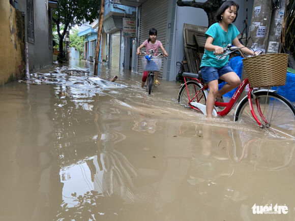 3 Mua Ngot Ba Con Ngoai Thanh Ha Noi Van Loi Bi Bom Trong Nuoc Ngap