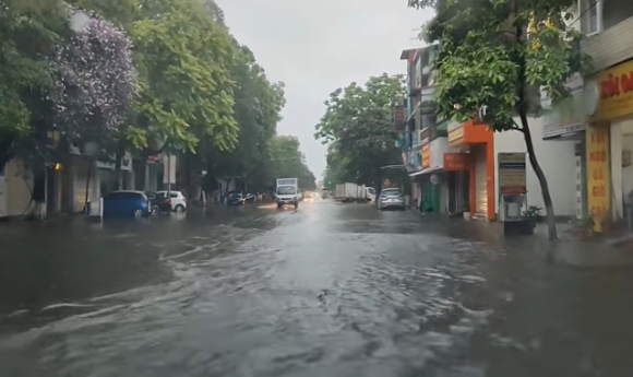 3 Nhieu Noi Mien Bac Ngap Sau Sau Mua Lon Oto Chim Trong Bien Nuoc