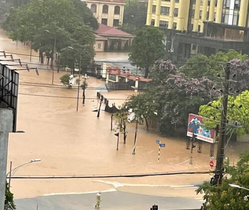 5 Nhieu Noi Mien Bac Ngap Sau Sau Mua Lon Oto Chim Trong Bien Nuoc