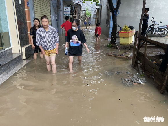 6 Mua Ngot Ba Con Ngoai Thanh Ha Noi Van Loi Bi Bom Trong Nuoc Ngap