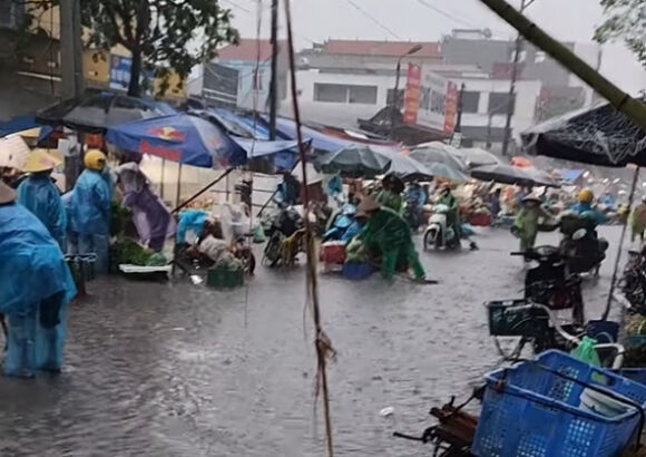 6 Nhieu Noi Mien Bac Ngap Sau Sau Mua Lon Oto Chim Trong Bien Nuoc