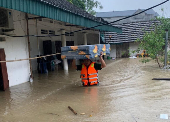 8 Nhieu Noi Mien Bac Ngap Sau Sau Mua Lon Oto Chim Trong Bien Nuoc