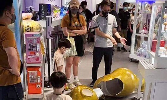 1 Bo Phai Den 4200 Usd Vi Con Trai 5 Tuoi Lam Vo Tuong Trong Cua Hang