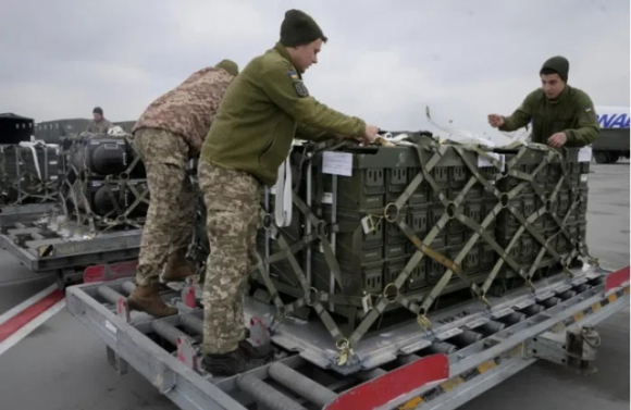 2 Ben Trong Trung Tam Dau Nao Dieu Phoi Van Chuyen Vu Khi Den Ukraine