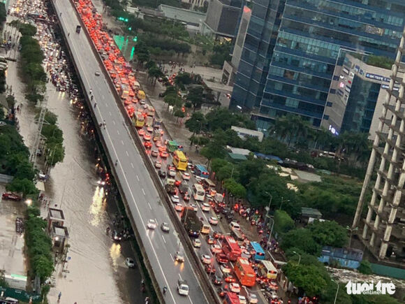 1 Duong Pho Ha Noi Hon Loan Un Tac Dai Sau Con Mua 160mm Hiem Gap