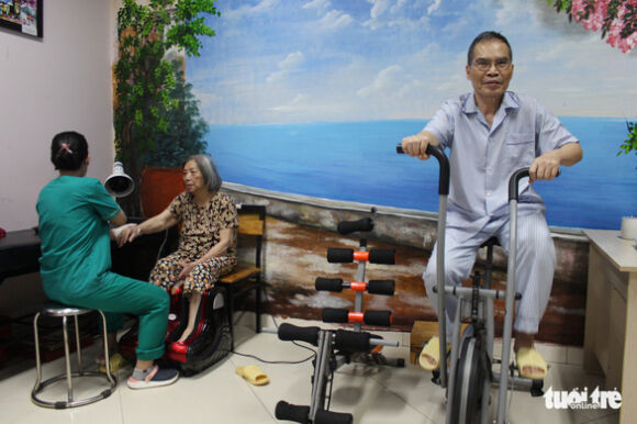 1 Nguoi Gia Nhieu Len Van Loay Hoay Tim Mo Hinh Vien Duong Lao