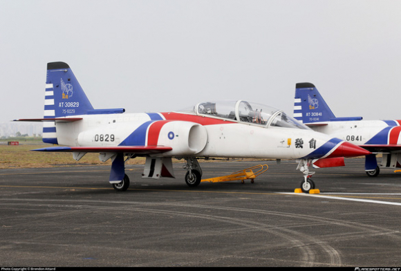 1 May Bay Huan Luyen Cua Dai Loan Roi Phi Cong Thiet Mang