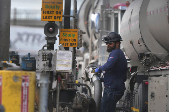 1 Nhieu Nuoc Giam Thue Kim Gia Xang Gas