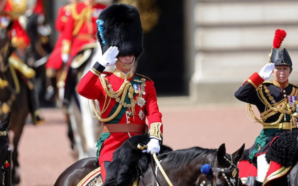 2 Anh Tung Bung Ky Niem 70 Nam Tri Vi Cua Nu Hoang