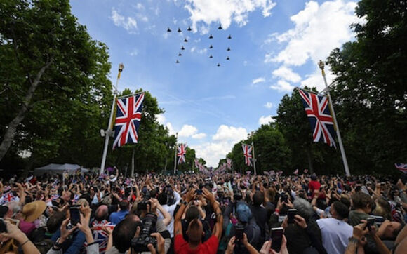 7 Anh Tung Bung Ky Niem 70 Nam Tri Vi Cua Nu Hoang