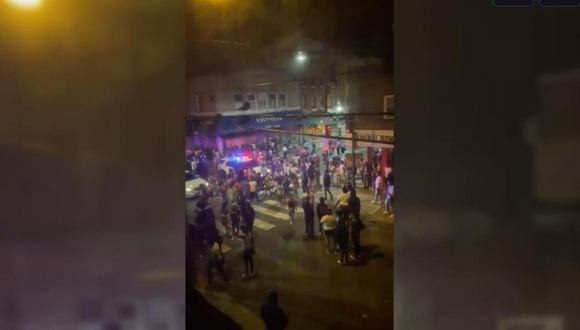 2 My Nhieu Tay Sung Xa Dan Vao Dam Dong Hang Loat Nguoi Guc Nga