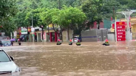 1 Nuoc Lu Dang Cao Ngang Nguoi O To Boi O Pho Nui Son La