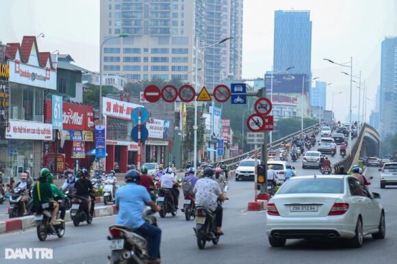 1 Ha Noi Bien Cam Xe May Tren Cau Vuot Dang De Lam Canh