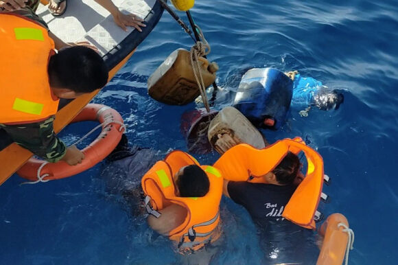 2 Vu 3 Ngu Dan Tu Nan Tren Bien Tam Giu Tau Thinh Long 68