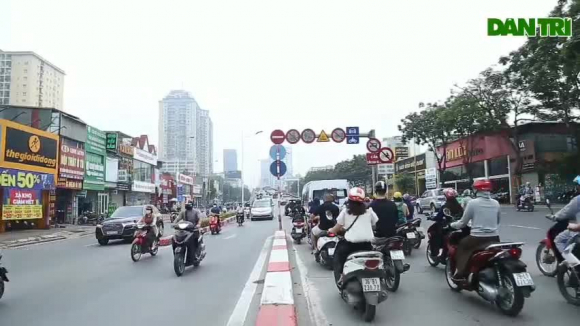 3 Ha Noi Bien Cam Xe May Tren Cau Vuot Dang De Lam Canh