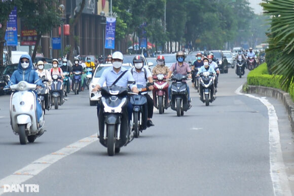 4 Ha Noi Bien Cam Xe May Tren Cau Vuot Dang De Lam Canh