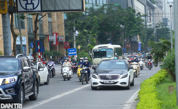 5 Ha Noi Bien Cam Xe May Tren Cau Vuot Dang De Lam Canh