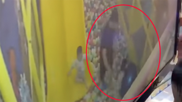 1 Trieu Tap Nguoi Dan Ong Danh Be Gai 4 Tuoi Trong Khu Vui Choi