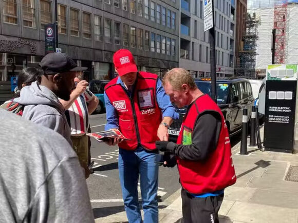 Hoàng tử Anh bán báo trên phố giúp người vô gia cư